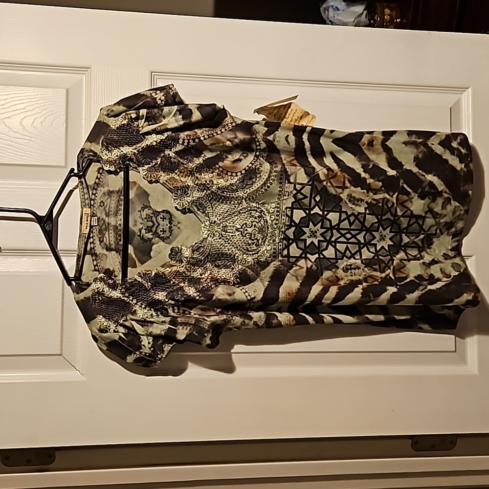 Size large women's top